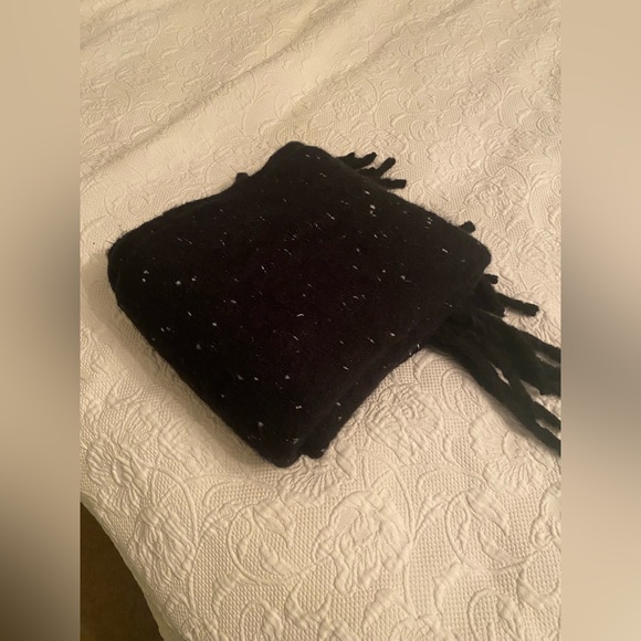 BP Scarf with fringe - Picture 9 of 10